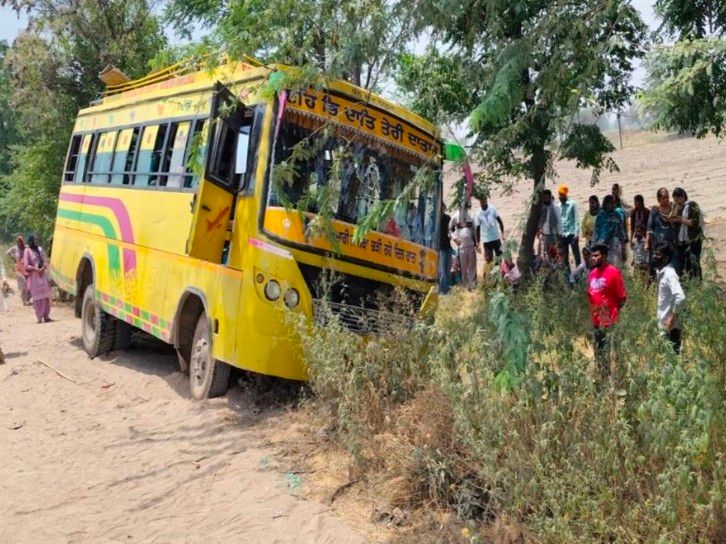 टायर फटने से श्रद्धालुओं से भरी बस खेत में घुसी:  बठिंडा-चंडीगढ़ मार्ग पर हादसा, हंडियाया में गुरुद्वारा दर्शन के लिए आए थे 40 श्रद्धालु – Barnala News