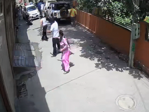 रिटायर्ड पुलिस अफसर और AAP नेता में फायरिंग,VIDEO:  अमृतसर में दोनों तरफ से गोलियां चलीं, हाथापाई में पगड़ी उतरी, तलवारें लहराईं – Amritsar News