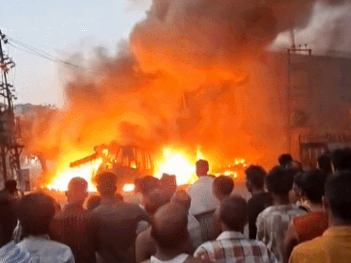 लुधियाना में कबाड़ी मार्केट में भीषण आग:  25 फीट तक उठीं लपटें: ट्रक और क्रेन भी जले,लोगों में सहम – Ludhiana News