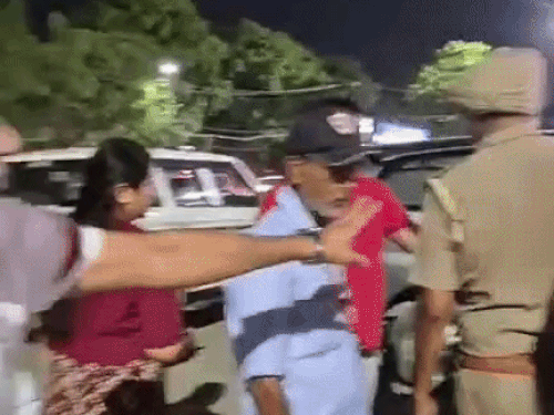 लुधियाना की दुगरी मार्केट में बुजुर्ग का हंगामा:  VIP सिक्योंरिटी ने गाड़ी रोकी, पोती को आइसक्रीम दिलाने जा रहा था – Ludhiana News