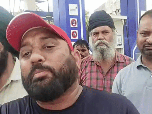 जालंधर में पेट्रोल पंप बंद करवाने सड़क पर उतरे लोग:  बार-बार आग लगने से दहशत; नेशनल हाईवे जाम करने की दी चेतावनी – Jalandhar News