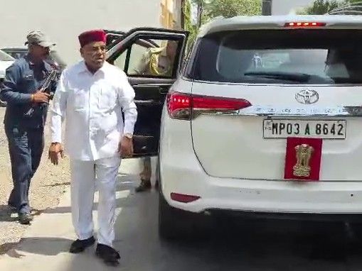 पत्नी की तबीयत बिगड़ने पर नागदा पहुंचे कर्नाटक के राज्यपाल:  गहलोत मुंबई से सीधे नागदा आए, पत्नी का डॉक्टरों की निगरानी में घर पर ही चल रहा इलाज – Ujjain News