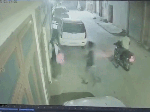 लुधियाना में युवती से लूट का VIDEO:  काम से लौट रही थी घर, धक्का देकर दीवार से सटाया, चाकू अड़ाकर बदमाशों ने बैग छीना – Ludhiana News