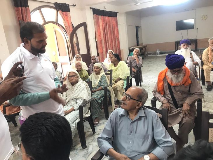 तरनतारन में मेरा युवा भारत वालंटियरों की वृद्धाश्रम में भागीदारी:  बुजुर्गों से बातचीत कर जीवन की मुश्किलों को सुना, अपने अनुभव साझा किए – tarn-taran News
