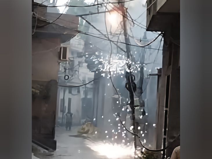 लुधियाना में बारिश के बाद बिजली तारों में शॉर्ट सर्किट:  जगराओं के मोहल्ला बेरिया में चिंगारियां और धमाके, कई इलाके में बिजली गुल – Jagraon News