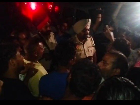 पठानकोट में वार्ड 46 में चुनावी नतीजों पर हंगामा:  अकाली उम्मीदवार की हार से भड़के समर्थक, नेशनल हाईवे जाम; बोले- जानबूझकर हराया गया – Pathankot News