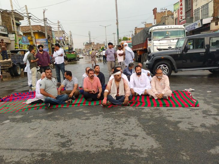 अबोहर में हमले के विरोध में व्यापारी का चक्का जाम:  बारिश में 2 घंटे सड़क पर बैठे समर्थक, कार्रवाई के आश्वासन पर उठे – Abohar News