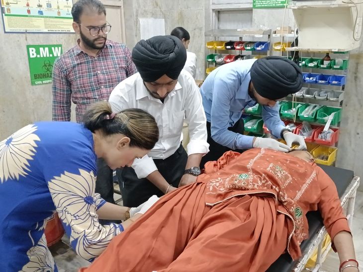 कोटकपूरा बाईपास पर सड़क हादसा:  मेनहोल से बिगड़ा बाइक का संतुलन, 6 माह के बच्चे की मौत, मां गंभीर घायल – Moga News