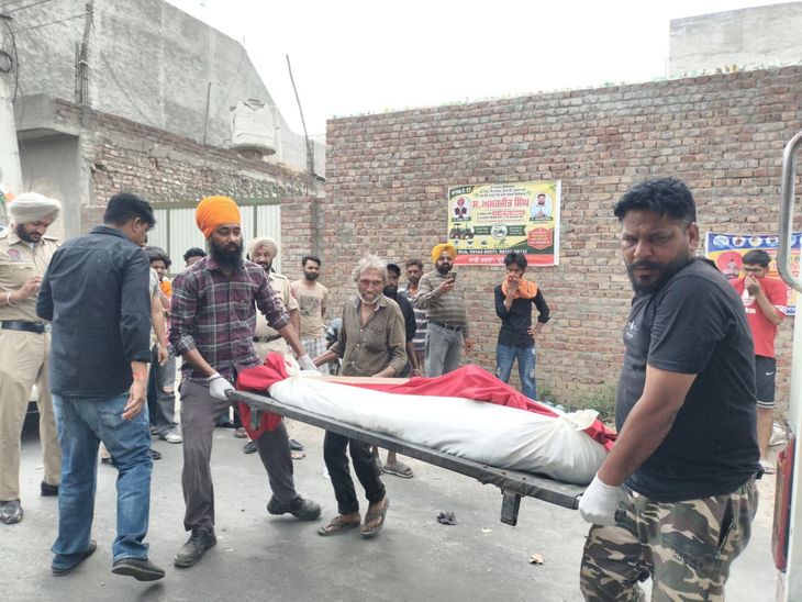 मोगा में खाली प्लॉट से मिला व्यक्ति का शव:  स्थानीय लोगों ने देखा, मृतक की पहचान नहीं; CCTV खंगाल रही पुलिस – Moga News