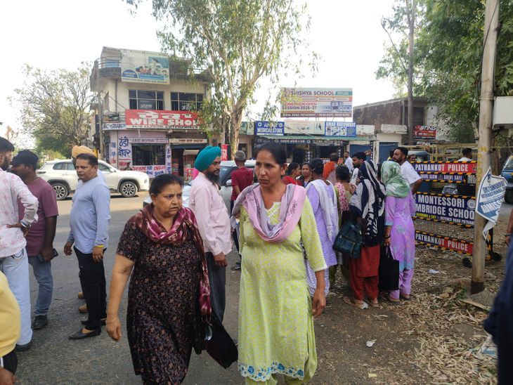 पठानकोट के पंगोली चौक में तेज रफ्तार ऑटो पलटा:  5-6 सवारियां घायल, एक का टूटा पैर, पंगोली मोड़ पर हुआ हादसा – Pathankot News