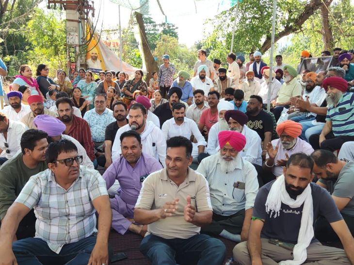 निकाय चुनाव के बाद टांडा में सियासी घमासान:  ‘आप’ के इशारे पर कांग्रेसी युवाओं को फंसाने का आरोप; थाने के बाहर धरने पर बैठे पूर्व मंत्री गिलजियां – Hoshiarpur News