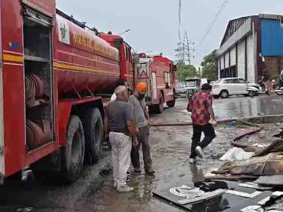 जालंधर के लग्जरी ट्रेड स्टूडियो में लगी आग:  फायर ब्रिगेड की 4 गाड़ियों ने पाया काबू, बड़ा हादसा टला – Jalandhar News