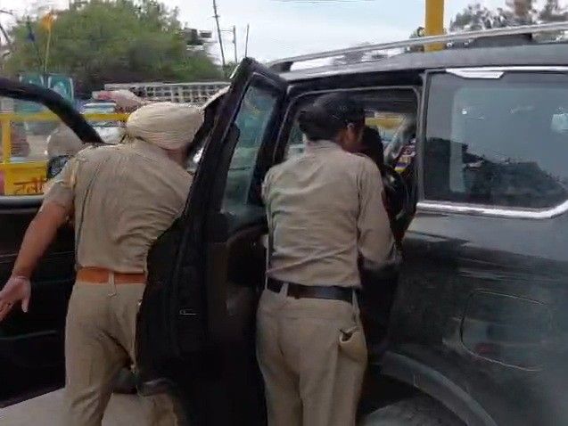 फरीदकोट में पुलिस का विशेष चेकिंग अभियान:  चौकों-बाजारों में नाकाबंदी; ड्रोन से निगरानी कर संदिग्धों पर रखी नजर – Faridkot News