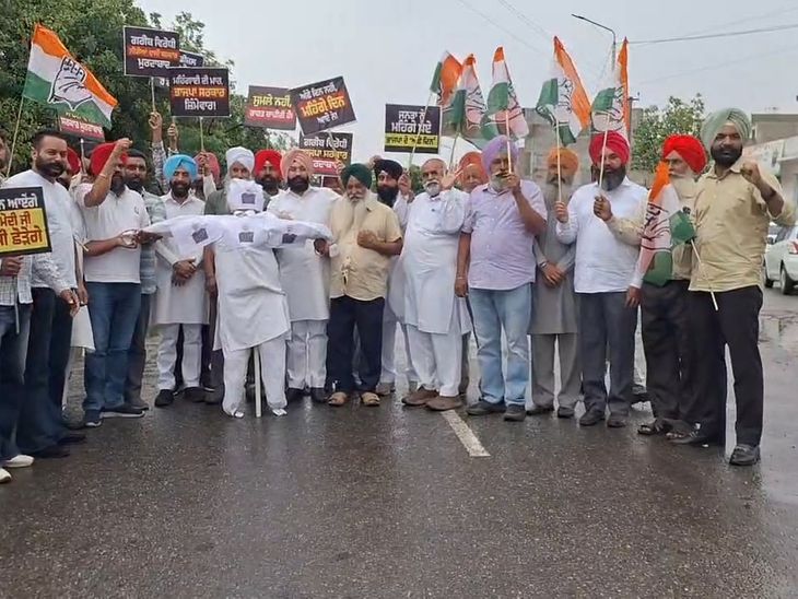 अजनाला में कांग्रेस नेताओं का केंद्र के खिलाफ प्रदर्शन:  पीएम मोदी का पुतला जलाया, बोले- पेट्रोल-डीजल की बढ़ती कीमतों ने बिगाड़ा बजट – Amritsar News