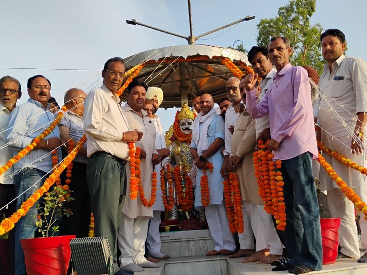 फाजिल्का में श्री अरूट महाराज जन्मदिवस मनाया:  विधायक संदीप जाखड़ सहित लोगों ने प्रतिमा पर किया माल्यार्पण, समाज की खुशहाली की कामना की – Abohar News