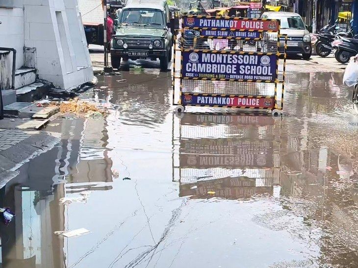 पठानकोट के गांधी चौक में जलभराव:  व्यापारियों ने प्रशासन के खिलाफ जताई नाराजगी, जल निकासी की उचित व्यवस्था न होने से बढ़ रही परेशानी – Pathankot News