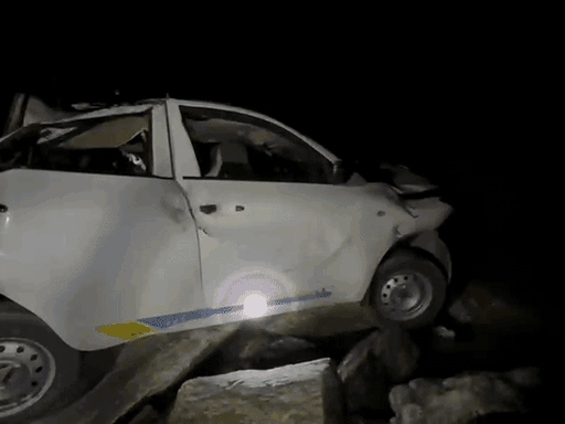 उत्तरकाशी में कार खाई में गिरी, 2 की मौत:  एक महिला समेत 3 घायल, टॉर्च जलाकर 250 मीटर गहरी खाई में उतरी SDRF, रस्सियों से खींचे शव – Uttarakhand News