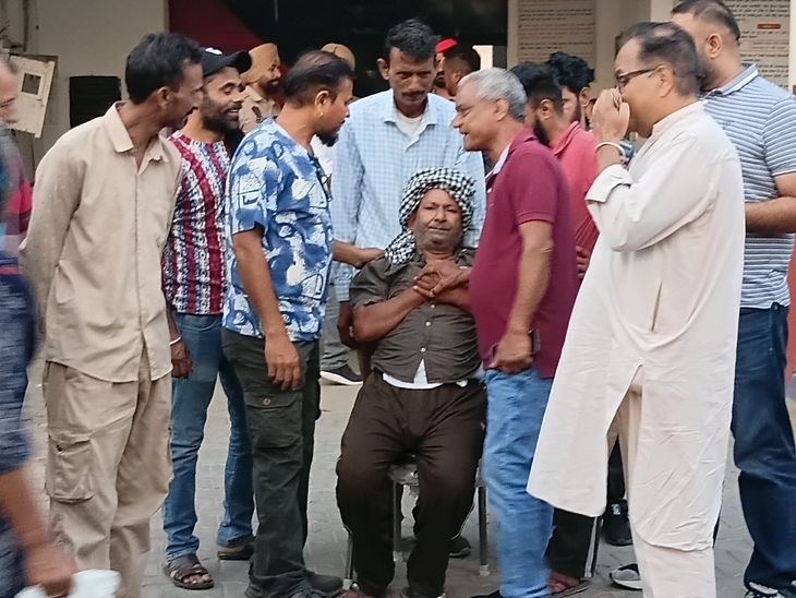 जालंधर में बुजुर्ग पर छेड़छाड़ के आरोप के बाद हंगामा:  कांग्रेस नेताओं ने कहा- चुनावी रंजिश में फंसा रहे, तबीयत बिगड़ी तो पुलिस ने छोड़ा – Nakodar News