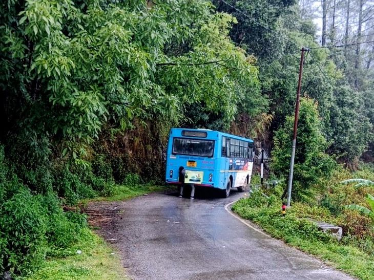 Chauangachhina Bus Tyre Burst | Passengers Stranded 2 Hours