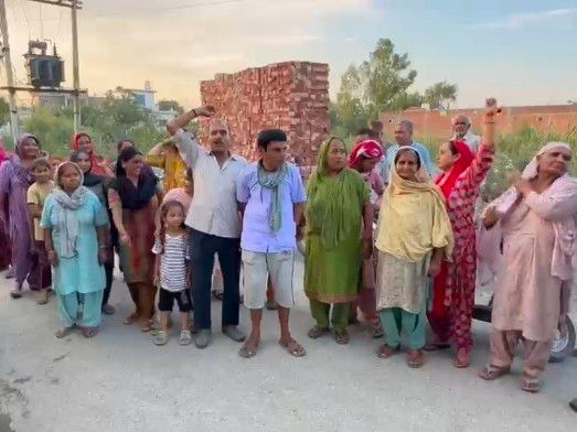 पठानकोट के गांव मंगयाल में ग्रामीणों का प्रदर्शन:  नालियों की सफाई न होने से ग्रामीण बेहाल, प्रशासन के खिलाफ की नारेबाजी – Pathankot News