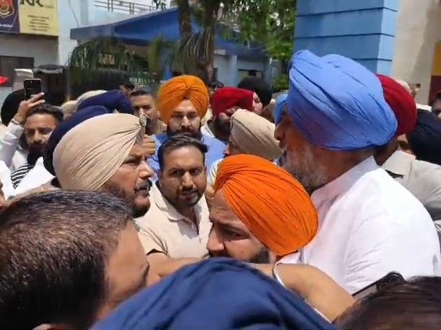 अमृतसर में चुनाव एजेंट गिरफ्तारी पर थाने के बाहर हंगामा:  मजीठिया व पुलिस में झड़प, अकाली दल-किसान यूनियन ने लगाया धरना – Amritsar News