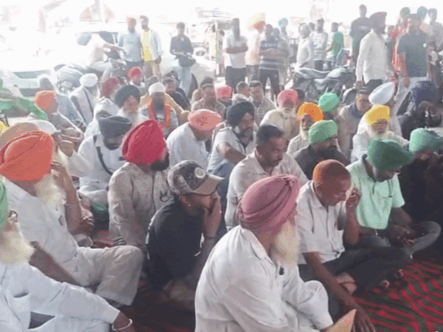 प्रशासन के झूठे आश्वासनों से नाराज किसानों का फूटा गुस्सा:  बस्ती चौक पर चक्का जाम कर सरकार के खिलाफ की नारेबाजी – Ludhiana News
