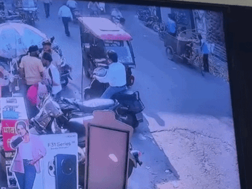 लुधियाना में श्रीगंगानगर के कपड़ा कारोबारी से लूट:  CCTV फुटेज आया सामने, स्नैचर के पीछे भागते दिखे लोग – Ludhiana News