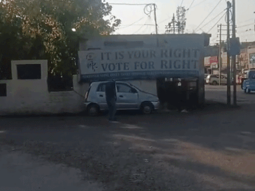 जालंधर कमिश्नर दफ्तर के पास नशे में झूमता युवक VIDEO:  ‘चिट्टे’ के नशे से खोया होश, पंजाब की कानून व्यवस्था पर उठे गंभीर सवाल – Jalandhar News