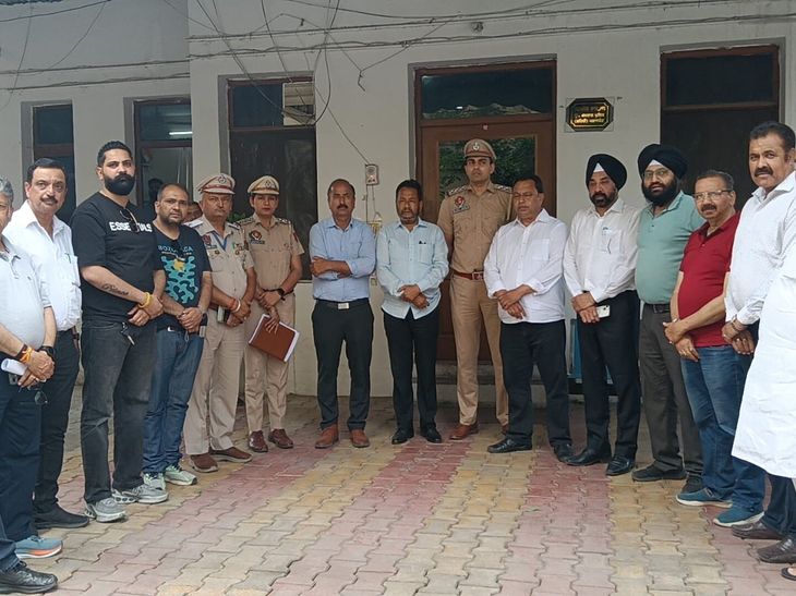 पठानकोट में पुलिस ने व्यापारियों से की बैठक:  व्यापारियों ने उठाया शहर में बढ़ती चोरियों का मुद्दा, गश्त व सुरक्षा बढ़ाने का आश्वासन – Pathankot News