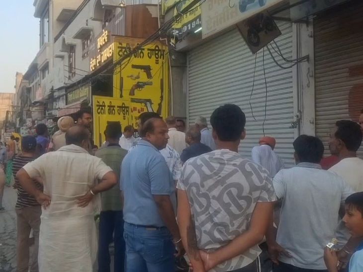 कोटकपूरा में पड़ोसी दुकानदार से विवाद में चलाई गोली:  दुकान के बाहर टाइलें लगाने को लेकर हुआ झगड़ा,गन हाउस मालिक पर केस दर्ज – Faridkot News