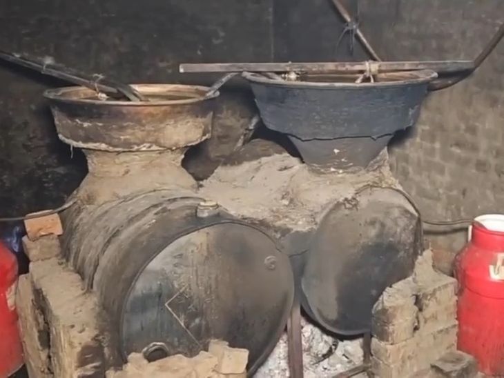 फिरोजपुर में अवैध शराब फैक्ट्री पकड़ी:  3 हजार लीटर लाहन, 200 लीटर से अधिक अवैध शराब और भट्ठी का सामान जब्त – Fazilka News