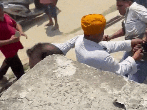 होशियारपुर में मीडिया कर्मियों पर हमला:  टांडा में कवरेज के दौरान फोन तोड़ने का आरोप, पुलिस के सामने मारपीट; शिकायत दर्ज करवाई – dasuya News
