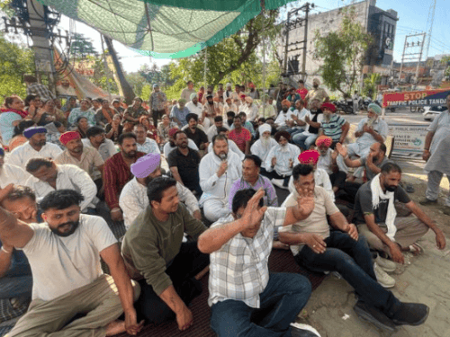 AAP-चुनाव निशान ‘झाड़ू’ की बेअदबी पर डीडीआर:  होशियारपुरमें कांग्रेस वर्कर गिरफ्तार, कांग्रेस का सवाल-गुरु साहब की बेअदबी पर कब होगी कार्रवाई – Ludhiana News