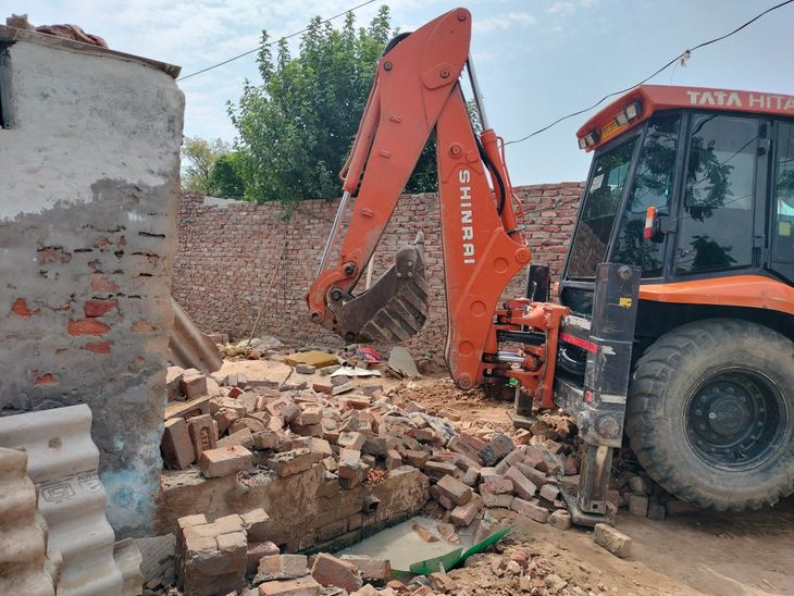 बठिंडा में डबल मर्डर आरोपी का अवैध घर ढहाया:  14 कब्जों पर चला बुलडोजर, नशा तस्करों पर पुलिस ने की कार्रवाई – Bathinda News