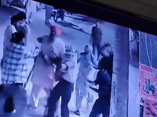 लुधियाना तलाक को लेकर पत्नी ने पति पर किया हमला:  पत्नी ने प्रेमी,मां और बहन के साथ मिलकर पति पर दात-गंडासों से वार घटना का सीसीटीवी आया सामने – Ludhiana News