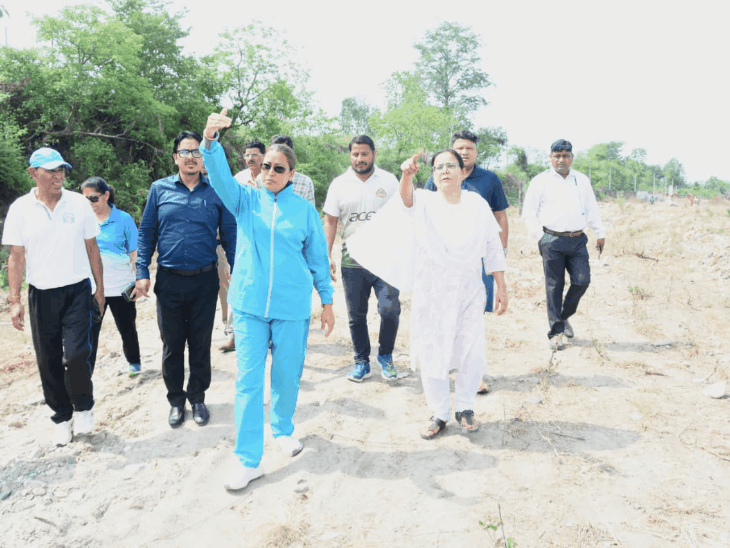 रेखा आर्या ने खेल विवि की जमीन का किया निरीक्षण:  मिट्टी माथे से लगा हुईं भावुक; बोलीं- यह जमीन का टुकड़ा नहीं, हमारे खिलाड़ियों का तीर्थ – Dehradun News