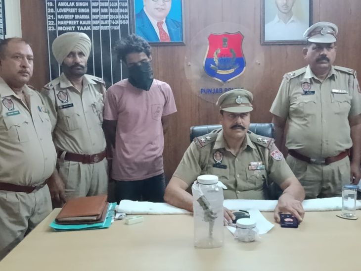 पठानकोट में देसी पिस्टल के साथ युवक गिरफ्तार:  मुखबिर की सूचना पर सुजानपुर में पुलिस ने नाकाबंदी कर पकड़ा, बाइक भी जब्त – Pathankot News