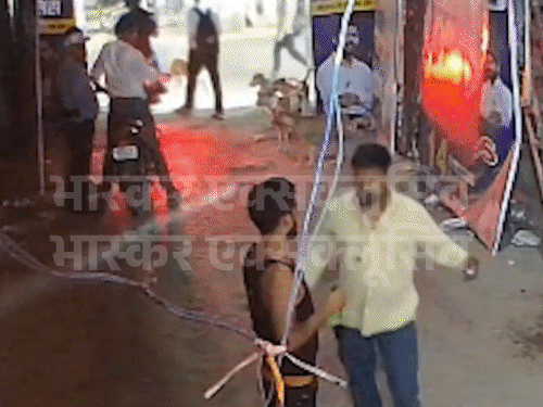 खान सर की कोचिंग पर हमले का VIDEO:  गार्ड को पीटते दिखे लोग, ईंट-पत्थर फेंके, पोस्टर फाड़े; विवाद के बाद कोचिंग बंद, छात्र धरने पर बैठे – Patna News