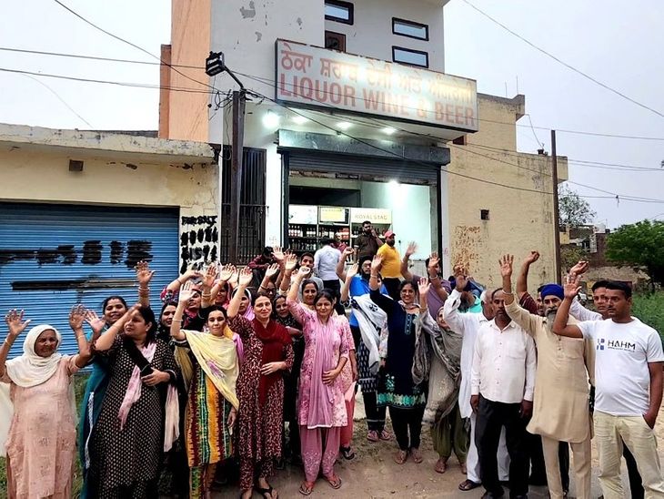 मोहाली में रिहायशी इलाके में शराब ठेका खुलने पर विरोध:  स्कूलों-कोचिंग सेंटरों के पास ठेका खोलने का आरोप, आबकारी विभाग करेगा जांच – Mohali News