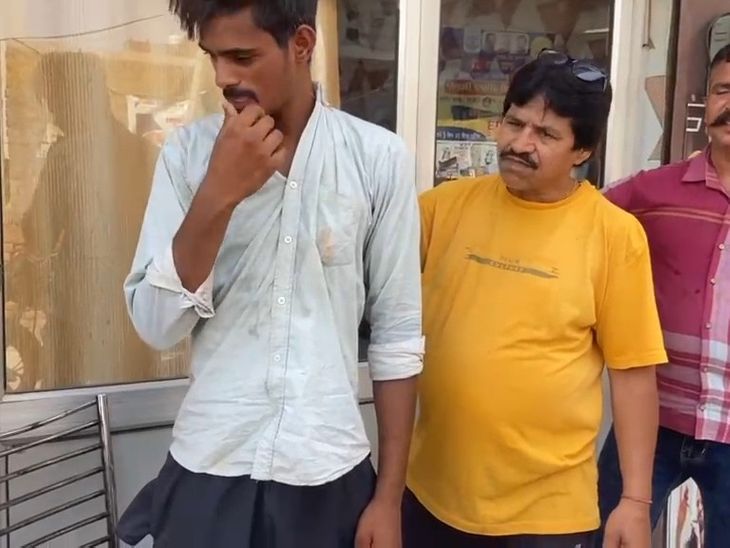 फाजिल्का में सैलून में शेव करा रहा था ग्राहक:  बाहर से साइकिल उठाकर भागा युवक; लोगों ने दौड़ाकर पकड़ा, पुलिस को सौंपा – Fazilka News