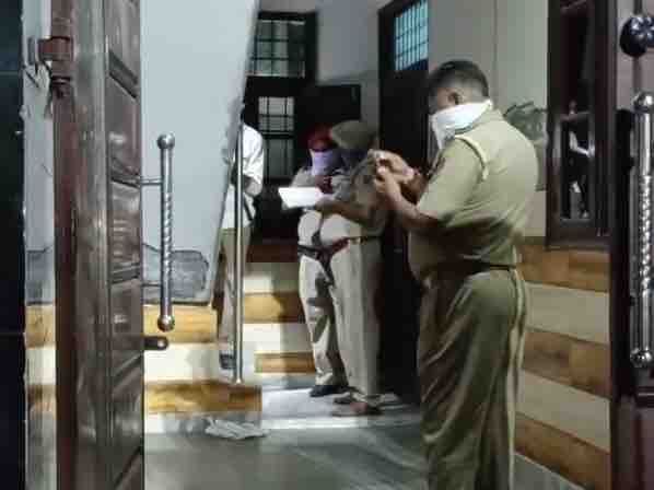 जालंधर में घर से मिली बुजुर्ग की डेडबॉडी:  बाथरूम में गाड़ी के मैट से ढंका था शव, बदबू से पता चला; साथ रह रहे पत्नी-बच्चे गायब – Jalandhar News