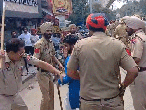 पटियाला में लाइनमैनों पर लाठीचार्ज:  पुलिस ने टांगों पर डंडे मारे; 10 हिरासत में लिए; नौकरी के लिए दे रहे थे धरना – Patiala News