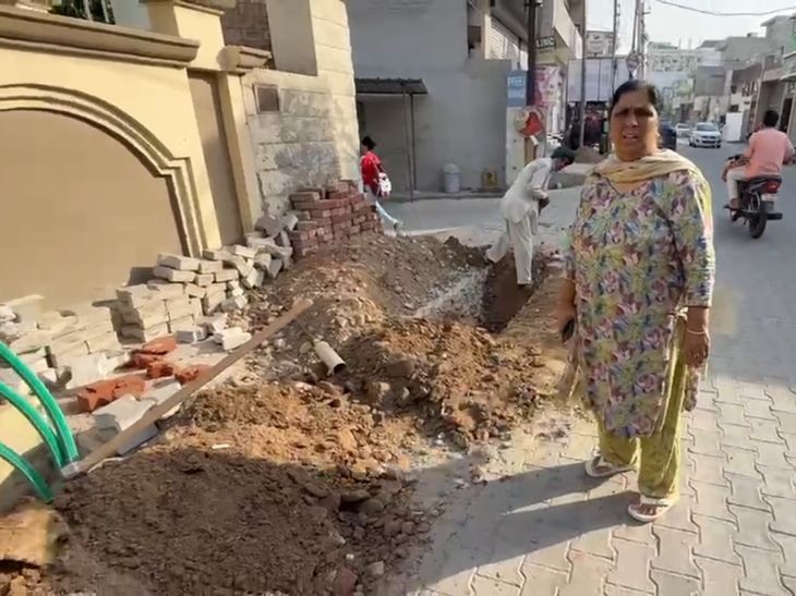 जगराओं में नई सड़क पर फिर चला जेसीबी का पंजा:  2 महीने पहले बनी रोड खोदी, विधायक ने मौके पर रुकवाया काम – Jagraon News