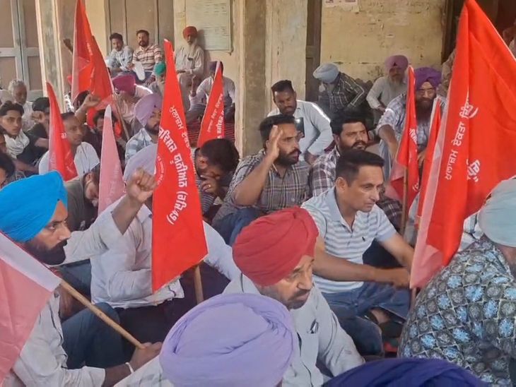 फरीदकोट पावरकॉम कर्मियों ने DSP पटियाला का पुतला फूंका:  लाइनमैनों पर लाठीचार्ज के विरोध में प्रदर्शन, खाली पड़े 12 हजार पद भरने की मांग – Faridkot News