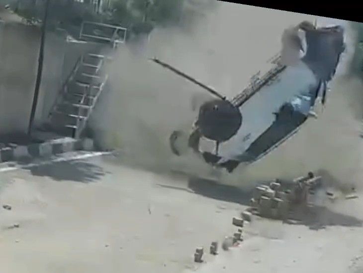 फिरोजपुर में फ्लाईओवर से नीचे गिरी बेकाबू कार:  CCTV में कैद हुआ हादसा; चार सवारों में एक युवती घायल, अस्पताल रेफर – Fazilka News