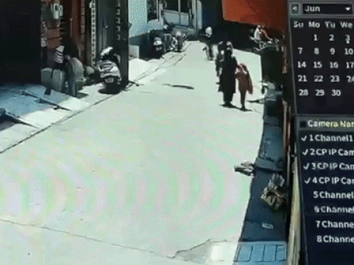 लुधियाना में महिला से मोबाइल स्नैचिंग, VIDEO:  बेटी के साथ दवाई लेने जा रही थी; बाइक सवार 2 बदमाशों ने की वारदात – Ludhiana News