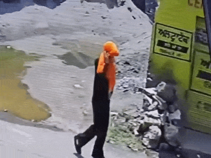दरबार-साहिब माथा टेकने गया परिवार, चोरों ने 20 लाख उड़ाए:  परिवार ने 2-3 जगह छिपाए थे पैसे, चोरों ने हर जगह से ढूंढे, तकिए, गद्दे तक फाड़ दिए, गुरदासपुर के धारीवाल का मामला – Pathankot News