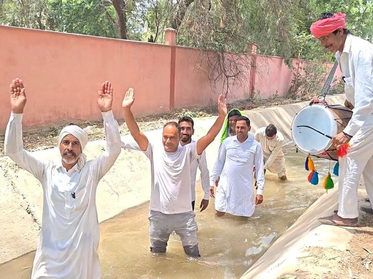 अबोहर में किसानों का ढोल बजाकर प्रदर्शन:  टेलों तक नहीं पहुंच रहा नहरी पानी, फसलें प्रभावित, विभाग के दावों पर उठाए सवाल – Abohar News