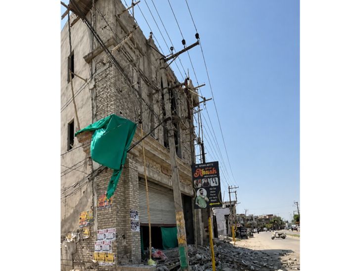 जगराओं में निर्माणाधीन शोरूम की शटरिंग गिरी:  लेंटर डालने की तैयारी के दौरान हादसा, दो बाइक क्षतिग्रस्त, बड़ा नुकसान टला – Jagraon News