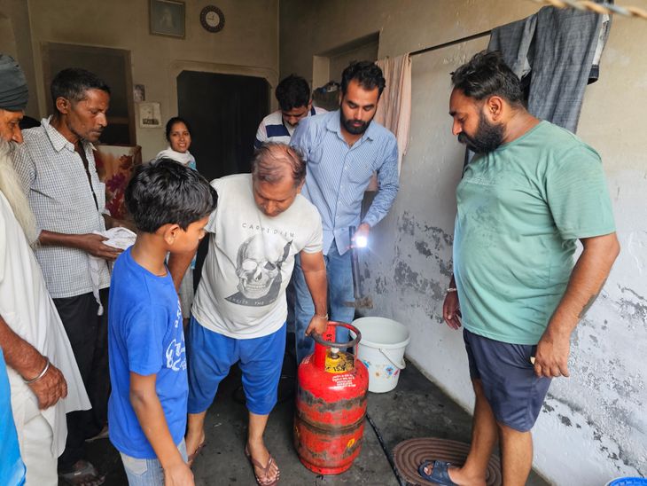 अबोहर में चलती प्रेस ने लगाई आग, पूरा कमरा जला:  लाखों का नुकसान, दमकल ने सिलेंडर निकालकर बड़ा हादसा टाला – Abohar News